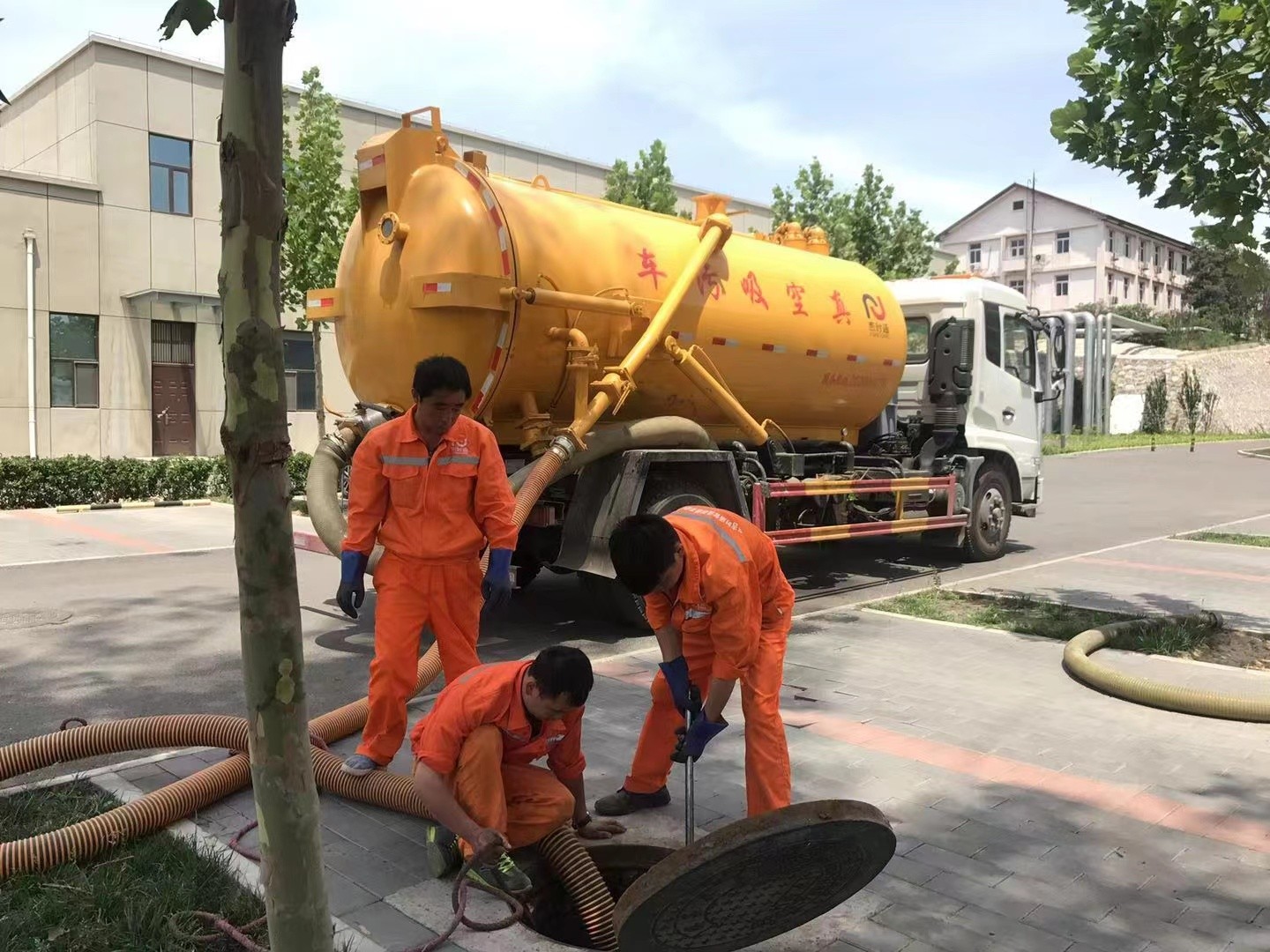 义马管道疏通车停在窨井附近