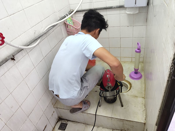 义马管道堵塞冒臭气 专业师傅现场解决问题