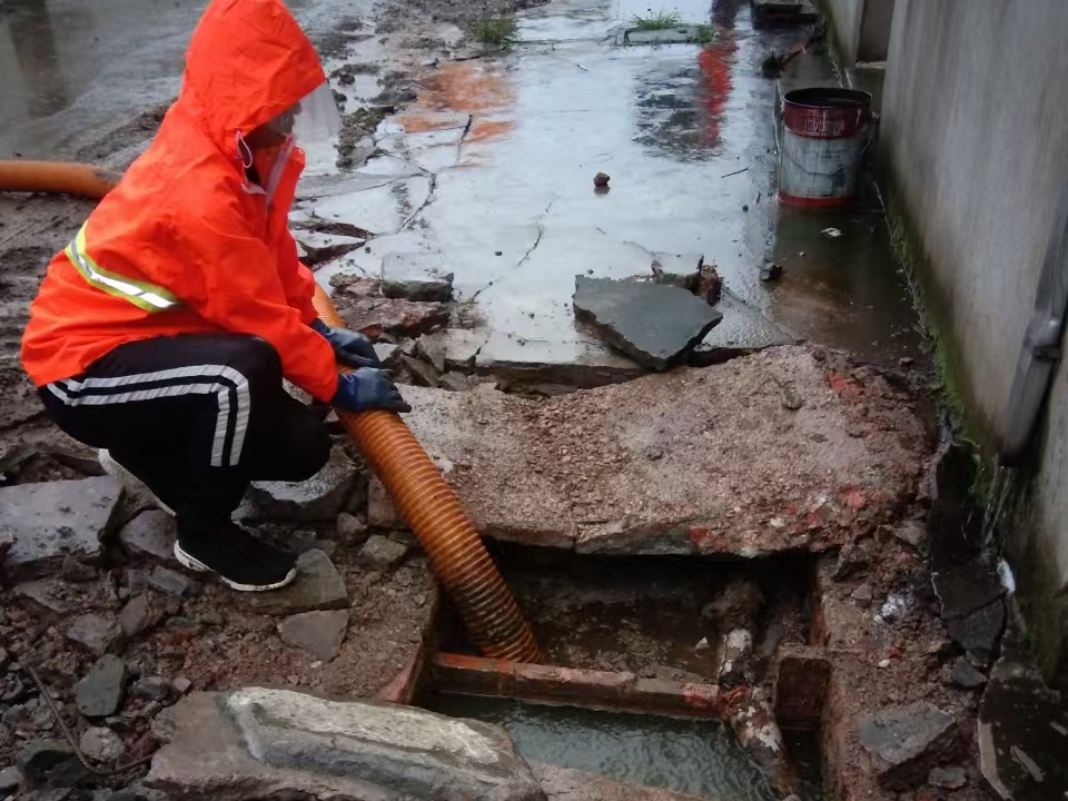 义马专业清理污水池 炜誉市政以规范流程守护城市 “肠道”